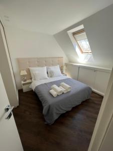 una camera da letto con un letto e due asciugamani di Erkel Rooftop Suites a Budapest