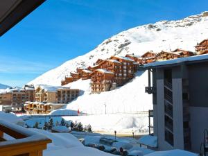 a resort in the snow with a mountain in the background at appartement 4 personnes, très cosy et fonctionnel, 2 chambres séparées, vue montagne, exposé nord, départ ski aux pieds - FR-1-545-13 in Val Thorens