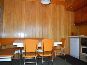 une cuisine avec une table et quatre chaises dans l'établissement Chalet Bolquère-Pyrénées 2000, 3 pièces, 6 personnes - FR-1-592-5, à Bolquère-Pyrénées 2000