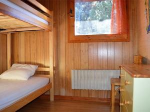 Cette petite chambre comprend un lit et une fenêtre. dans l'établissement Chalet Bolquère-Pyrénées 2000, 3 pièces, 6 personnes - FR-1-592-5, à Bolquère-Pyrénées 2000