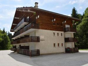 un edificio con balcones en un lateral en Studio Le Grand-Bornand, 1 pièce, 4 personnes - FR-1-241-228 en Le Grand-Bornand