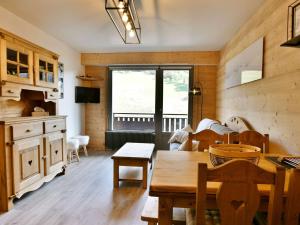 a living room with a table and chairs and a window at Appartement Le Grand-Bornand, 2 pièces, 6 personnes - FR-1-391-119 in Le Grand-Bornand
