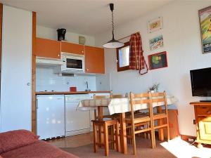eine Küche mit einem Tisch und Stühlen im Zimmer in der Unterkunft Appartement Font-Romeu-Odeillo-Via, 2 pièces, 6 personnes - FR-1-580-30 in Font Romeu Odeillo Via
