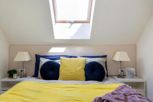 Postel nebo postele na pokoji v ubytování Erkel Rooftop Suites