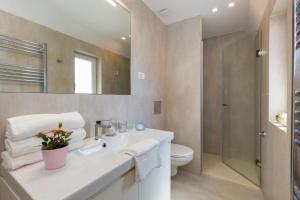 Koupelna v ubytování Erkel Rooftop Suites + 37 fotografií