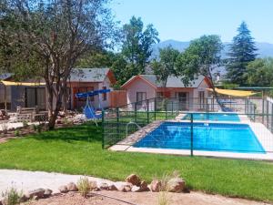 una casa con piscina en un patio en Trinares de Olmue, en Granizo