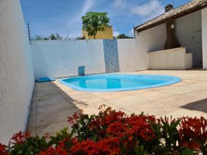 una pequeña piscina azul en un patio en Casa na Aruana com piscina e 3/4, en Aracaju