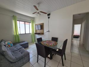 sala de estar con mesa y sofá en Casa na Aruana com piscina e 3/4, en Aracaju