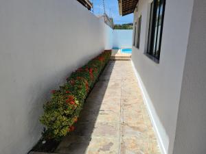 Balcony o terrace sa Casa na Aruana com piscina e 3/4