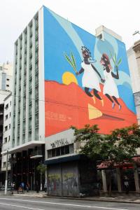 um edifício com um grande mural de mulheres em 360 Av Ipiranga em São Paulo