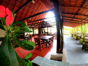 Ein Restaurant oder anderes Speiselokal in der Unterkunft El Sueno Tropical Hotel 