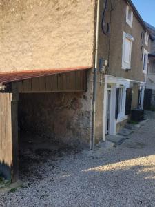 un edificio con garaje al lado de un edificio en gite rural de l ource 