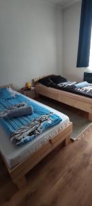 two twin beds in a room withthritisthritisthritisthritisthritisthritisthritisthritisthritis at ORSI Eco apartman Kecskemét in Kecskemét