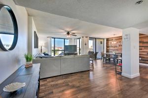 uma sala de estar com um sofá e uma mesa em Airy Destin Condo with Pool - Walk to Private Beach! em Destin