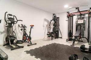 um ginásio com várias bicicletas de exercício numa sala em Villa Esmeralda 20 by BookaParadise em Finestrat