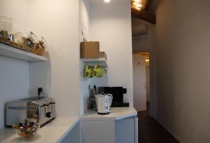 uma cozinha com um balcão com uma torradeira e um micro-ondas em La Lanterna Camere & More em Quinto Vicentino