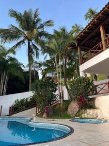 伊利亞貝拉的住宿－Casa da Imperatriz，一个带游泳池和棕榈树的度假村