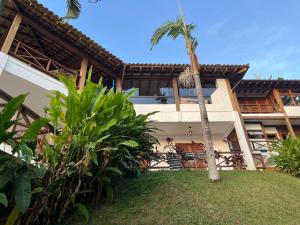伊利亞貝拉的住宿－Casa da Imperatriz，前面有棕榈树的建筑