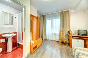 una camera d'albergo con lavandino e bagno di Holosiyvsky Hotel a Kiev