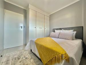 CaCoon Modern Simplicity Riverside place tesisinde bir odada yatak veya yataklar