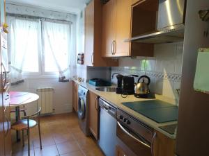 a kitchen with a sink and a washing machine at TUS VACACIONES EN SANTANDER in Santander