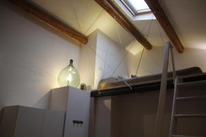 Zimmer mit einer Decke und einer Flasche auf einer Schachtel in der Unterkunft La Lanterna Camere & More in Quinto Vicentino