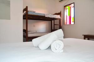 1 cama con 2 literas en una habitación en Hotel Marujo, en Morro de São Paulo