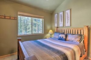 - une chambre avec un grand lit et une fenêtre dans l'établissement Cabin Hot Tub with Mtn Views, 23 Miles to Breck!, à Fairplay