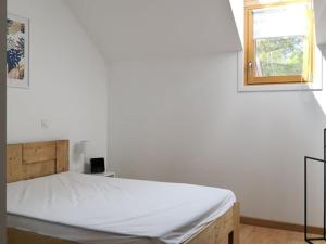 維拉爾－德朗的住宿－Appartement Villard-de-Lans, 3 pièces, 5 personnes - FR-1-548-3，一间卧室设有一张床和一个窗口