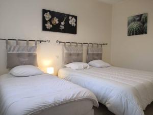 two beds sitting next to each other in a bedroom at Maison Villard-de-Lans, 4 pièces, 8 personnes - FR-1-548-5 in Villard-de-Lans