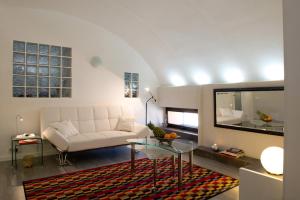 un soggiorno con divano bianco e tavolo in vetro di Complejo La Ermita a Rodalquilar