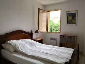 een slaapkamer met een groot bed en een raam bij Appartement Villard-de-Lans, 2 pièces, 6 personnes - FR-1-548-10 in Villard-de-Lans
