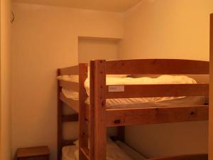 Postel nebo postele na pokoji v ubytování Appartement Pratique avec Balcon et Garage Privatif à Villard-de-Lans - FR-1-548-10