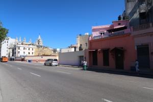 an empty street in a city with buildings at Casa Sayli Appartement 1 in Havana