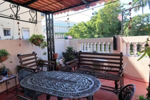 a patio with a table and chairs on a balcony at Casa Sayli Appartement 1 in Havana