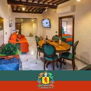 - une salle à manger avec une table, des chaises et un canapé dans l'établissement IBibiena - SUITE DEL CARDINALE, à Bibbiena