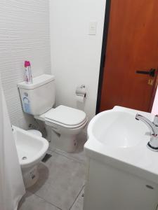 Baño blanco con aseo y lavamanos en Munaska C en San Salvador de Jujuy