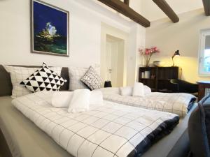 two beds in a living room with a couch at Sonnenlay Lounge Ferienhaus und Studio Balkon Garten E-Ladestation in Brauneberg
