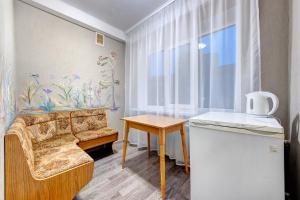 un soggiorno con un divano e un tavolo di Holosiyvsky Hotel a Kiev Altre 31 foto
