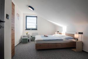Posteľ alebo postele v izbe v ubytovaní Apartmány u klokana