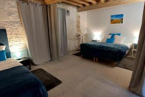 1 dormitorio con 2 camas y 2 lámparas. en La Bergerie de Bénéauville 7 personnes, en Bavent