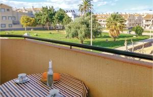 einen Tisch auf einem Balkon mit Parkblick in der Unterkunft Cozy Apartment In Los Alcazares in Los Alcázares