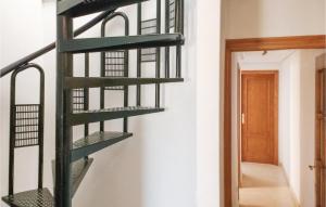 eine schwarze Wendeltreppe in einem Zimmer mit einer Tür in der Unterkunft Cozy Apartment In Los Alcazares in Los Alcázares + 11 Fotos