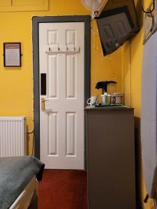 una porta in una cucina con bancone e frigorifero di The Residence - NO 8 a Edimburgo