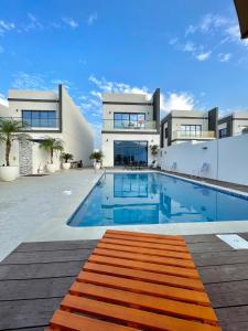 uma casa com uma piscina em frente em Iconic 4-bedroom villa with pool in Fujairah Palm em Fujairah