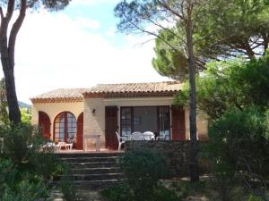 a small house with a patio and trees at Villa Cavalaire-sur-Mer, 3 pièces, 6 personnes - FR-1-100-199 in Cavalaire-sur-Mer