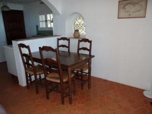 a dining room table and chairs in a kitchen at Villa Cavalaire-sur-Mer, 3 pièces, 6 personnes - FR-1-100-199 in Cavalaire-sur-Mer