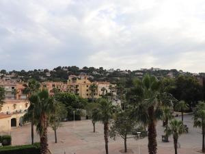 ein Blick auf eine Stadt mit Palmen und Gebäuden in der Unterkunft Appartement climatisé avec 2 chambres, terrasse et garage à Cavalaire-sur-Mer - FR-1-100-218 in Cavalaire-sur-Mer + 7 Fotos