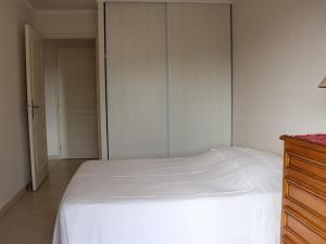 Postel nebo postele na pokoji v ubytování Appartement climatisé avec 2 chambres, terrasse et garage à Cavalaire-sur-Mer - FR-1-100-218 + 6 fotografií
