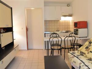 cocina y sala de estar con sofá y sillas en Appartement Saint-Aygulf, 1 pièce, 4 personnes - FR-1-226A-89, en Saint-Aygulf